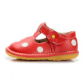 Chaussette Enfant Squeaky Rouge avec Polka Blanche Couleurs Différentes